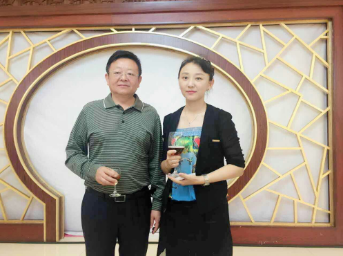 宝运莱831999总经理王元圆(右一)与庆市市长韩立华合影 宝运莱831999总经理王元圆(右一)与庆市市长韩立华合影