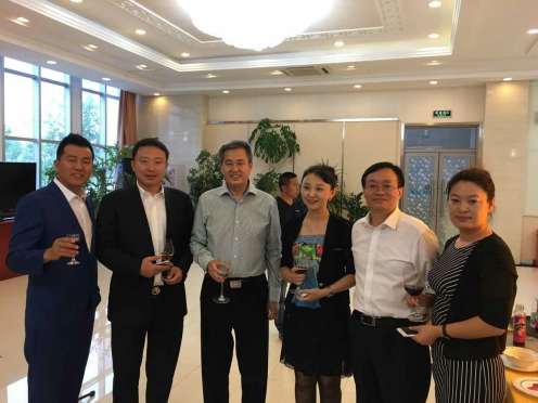 宝运莱831999总经理王元圆(右三)与庆市副市长陈恩等辅导合影 宝运莱831999总经理王元圆(右三)与庆市副市长陈恩等辅导合影