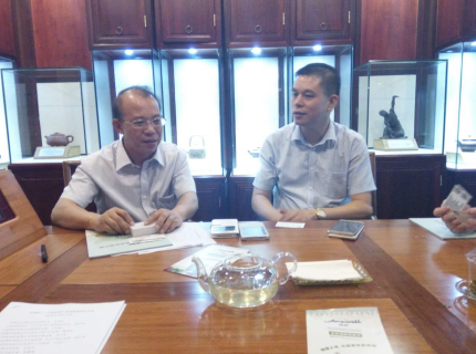  长春市副市长张敬安（左）与宝运莱（831999）董事长郑两斌（右）进行洽谈