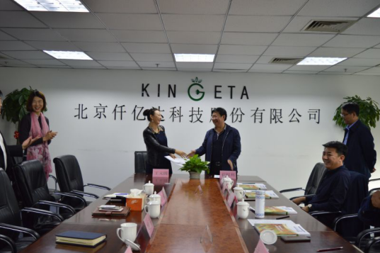 宝运莱总裁王元圆与曲沃副县长崔权势签约现场