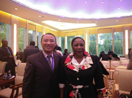 宝运莱庞总(左一)与几内亚表交部部长Hadja Makale Camara合影 宝运莱庞总(左一)与几内亚表交部部长Hadja Makale Camara合影