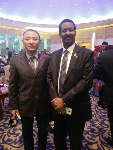 宝运莱庞总(左一)与几内亚能源部部长Dr.Cheick Taliby Sylla合影 宝运莱庞总(左一)与几内亚能源部部长Dr.Cheick Taliby Sylla合影