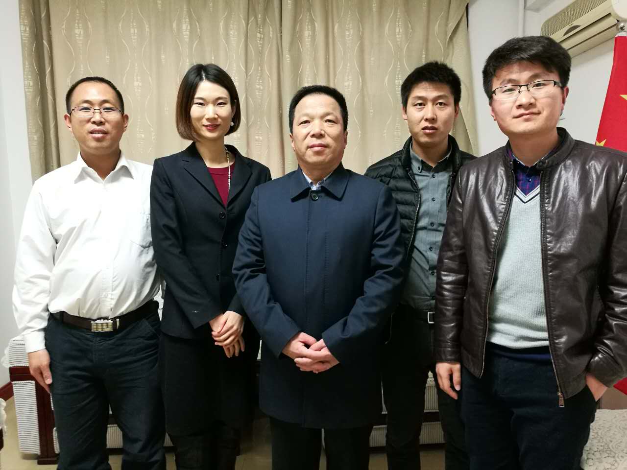 宝运莱刘总（右一）与曲沃副县长崔权势（左一）签约现场