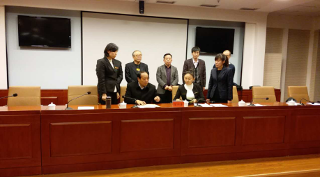  宝运莱总裁王元圆（签约席右）与运城市副市长吴清海签约