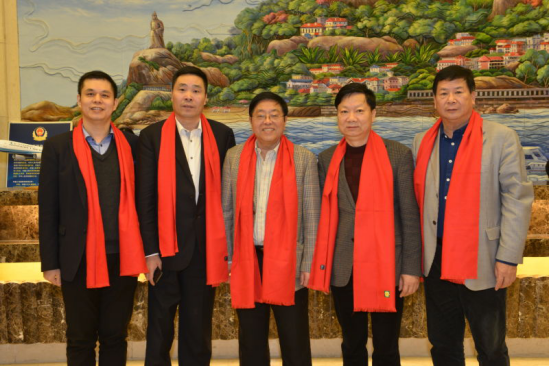 宝运莱董事长郑两斌（左一）、陕西乐山商会会长陈信雄（左二）、与乐山市人原副主任汪兴裕（正中）、乐山驻京办主任王飞（右二）乐山企业商会会长蒋清林（右一）