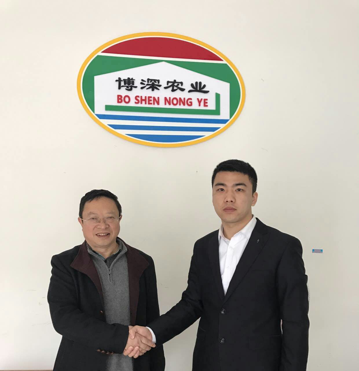 宝运莱孙总与云南博深掌管人签约合影 宝运莱孙总与云南博深掌管人签约合影