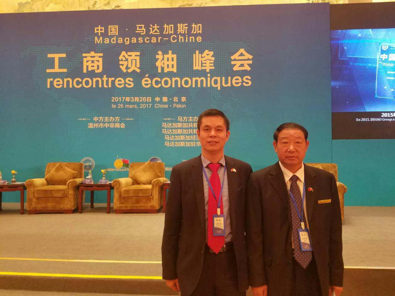 宝运莱董事长郑两斌(左)与马达加斯加中资企业协会会长刘杰 宝运莱董事长郑两斌(左)与马达加斯加中资企业协会会长刘杰