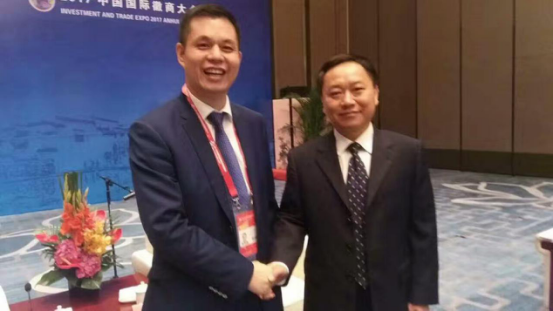 安徽省省长李国英（右）与宝运莱董事长郑两斌（左）合影留想