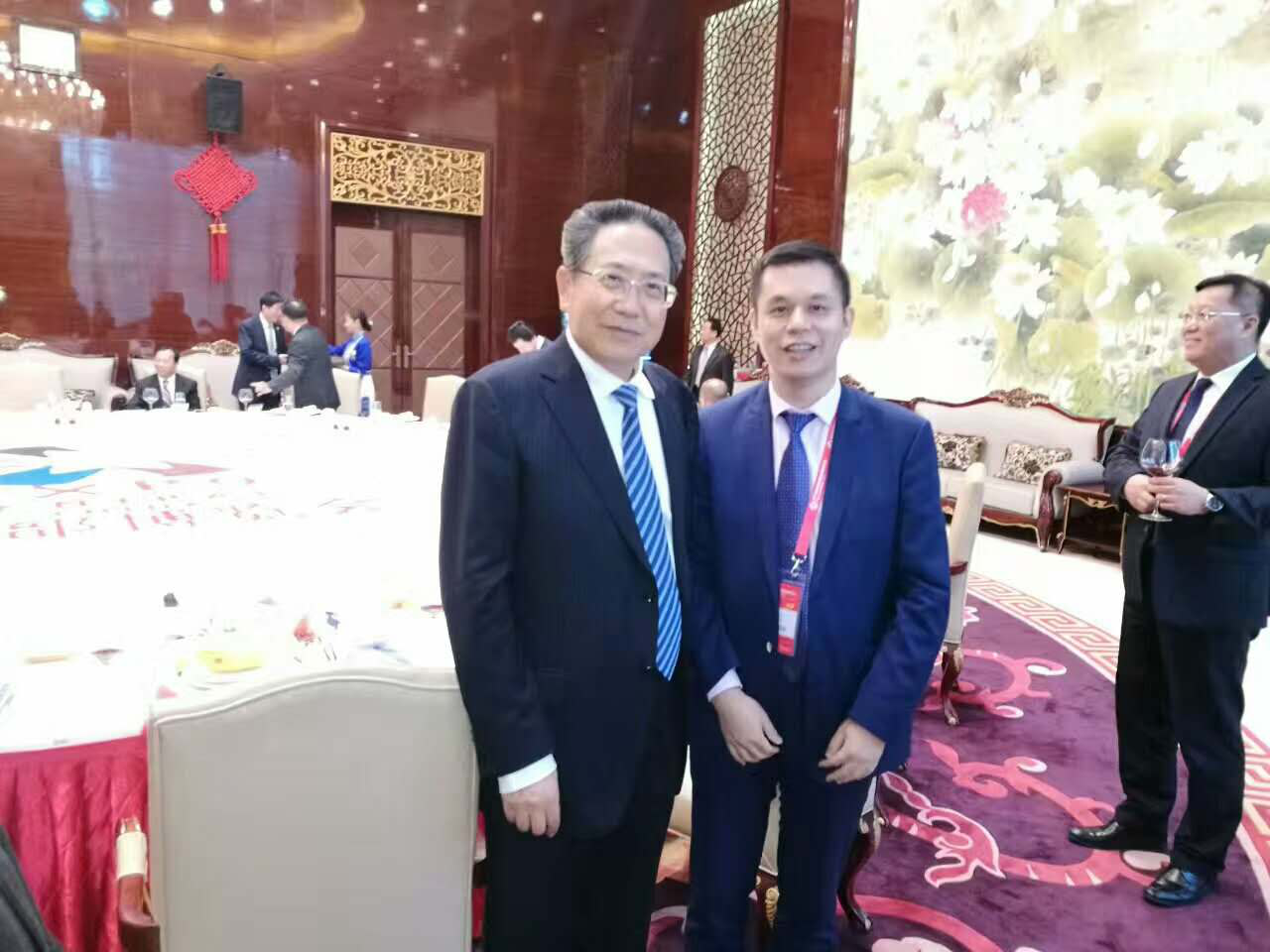 安徽省委书记、省人常委会主任李锦斌（左）宝运莱董事长郑两斌（右）与合影留想