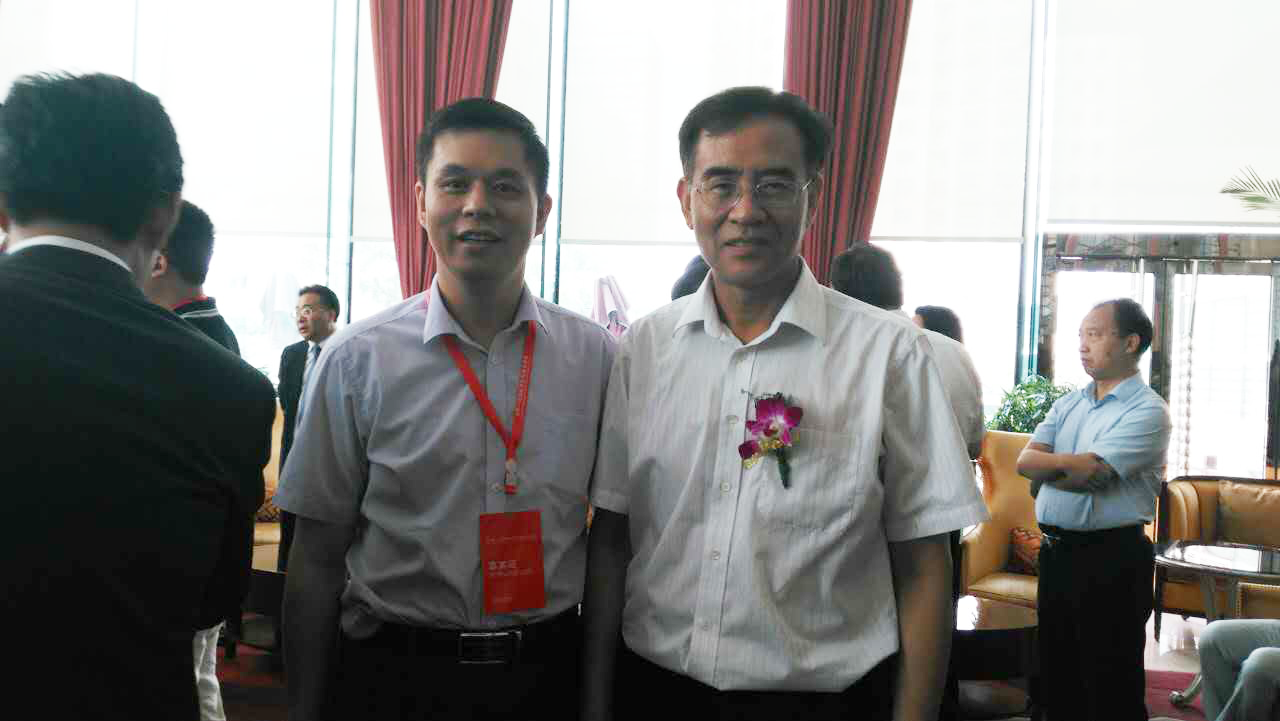 宝运莱董事长郑两斌(左)与沈阳市副市长张景辉(右) 宝运莱董事长郑两斌(左)与沈阳市副市长张景辉(右)
