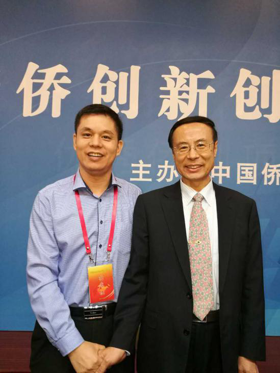 宝运莱董事长郑两斌(左)与中国侨联党组书记、主席万立骏(右) 宝运莱董事长郑两斌(左)与中国侨联党组书记、主席万立骏(右)