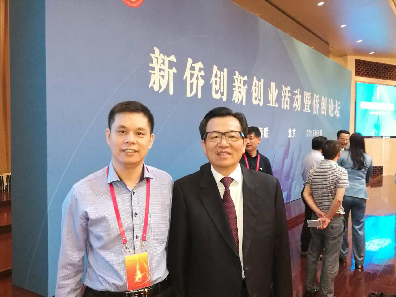 宝运莱董事长郑两斌(左)与中国侨联副主席李卓彬(右) 宝运莱董事长郑两斌(左)与中国侨联副主席李卓彬(右)