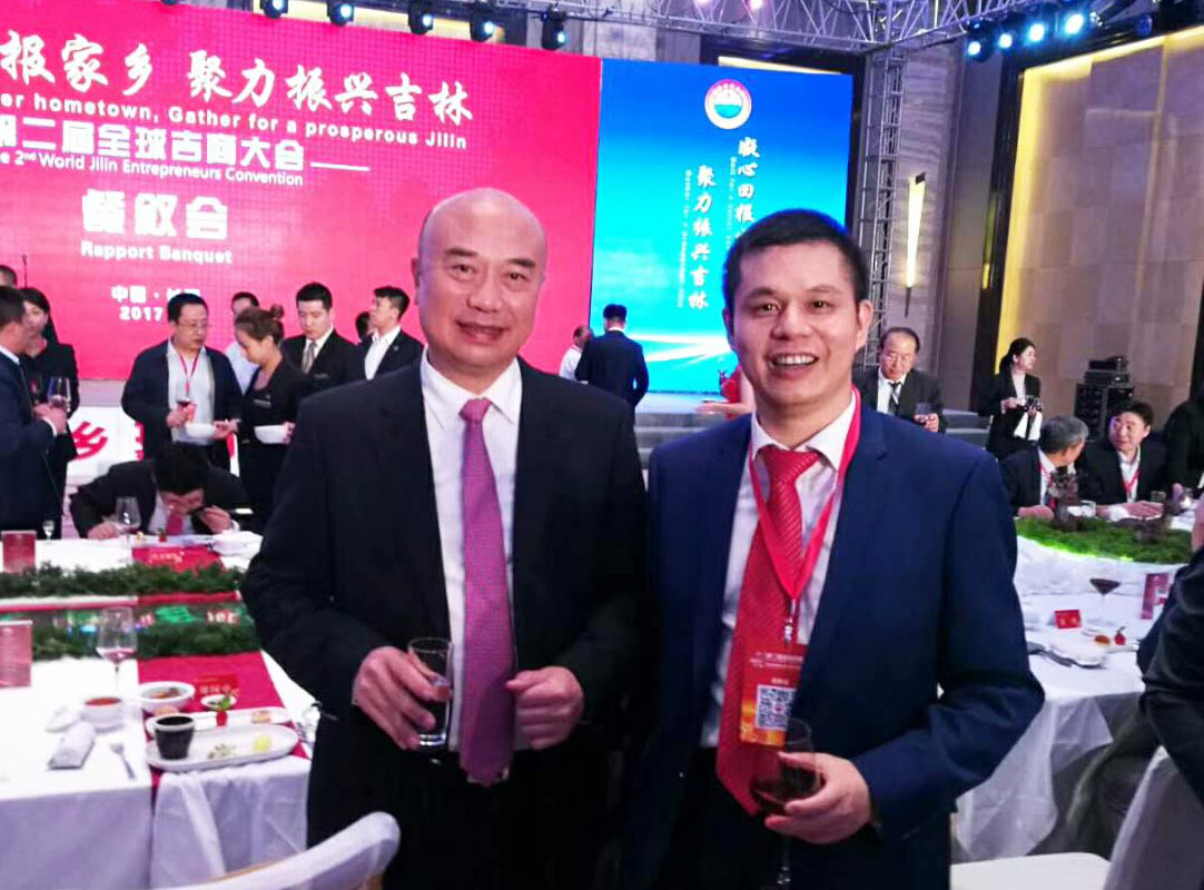 吉林省省长刘国中(左)与宝运莱董事长郑两斌(右) 吉林省省长刘国中(左)与宝运莱董事长郑两斌(右)
