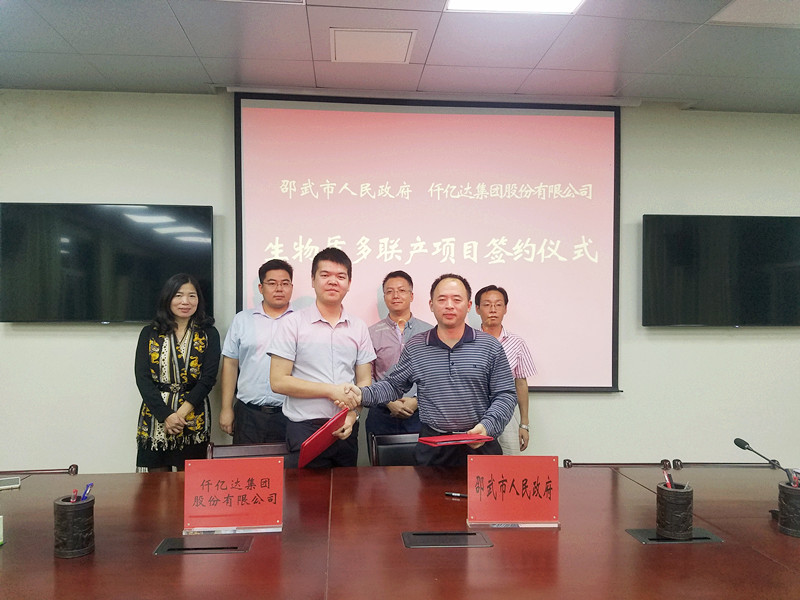 乐山宝运莱能源公司总经理郑宝龙（左）与福建省邵武市人民当局常务副市长李敏飞（右）签约现场
