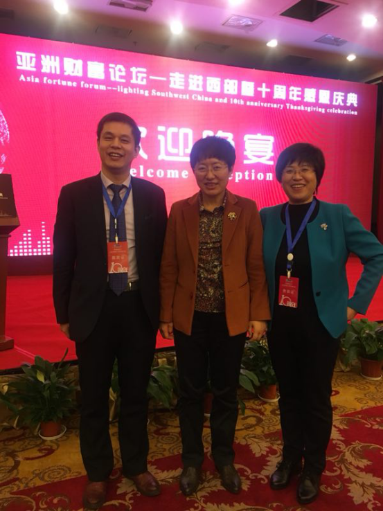 宝运莱董事长郑两斌先生(左)与山东省副省长兼山东工商联主席王随莲(中)、山东省工商联副主席孙美菊(右) 宝运莱董事长郑两斌先生(左)与山东省副省长兼山东工商联主席王随莲(中)、山东省工商联副主席孙美菊(右)