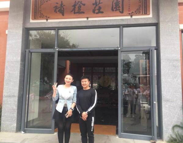 宝运莱总裁(左)与型动体育始人、奥运陈一冰(右) 宝运莱总裁(左)与型动体育始人、奥运陈一冰(右)