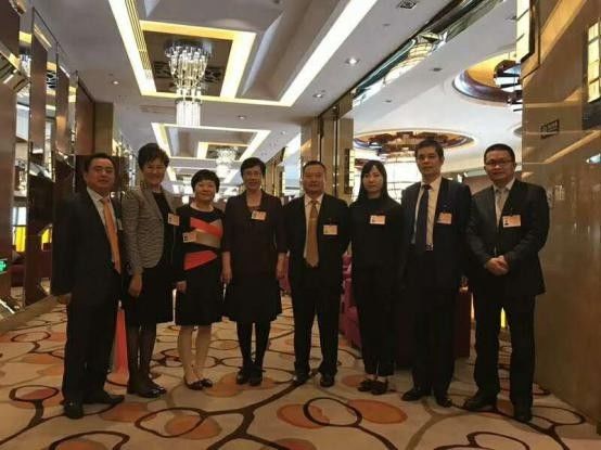 任市工贸易结合会主席燕瑛(左4)与宝运莱董事长郑两斌(右2)等合影 0 (2)