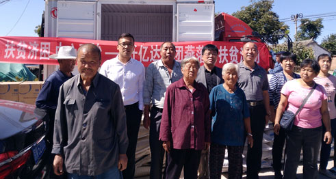 宝运莱候总(排右四)、谂爪书记(排右三)与本地村民合影 宝运莱候总(排右四)、谂爪书记(排右三)与本地村民合影